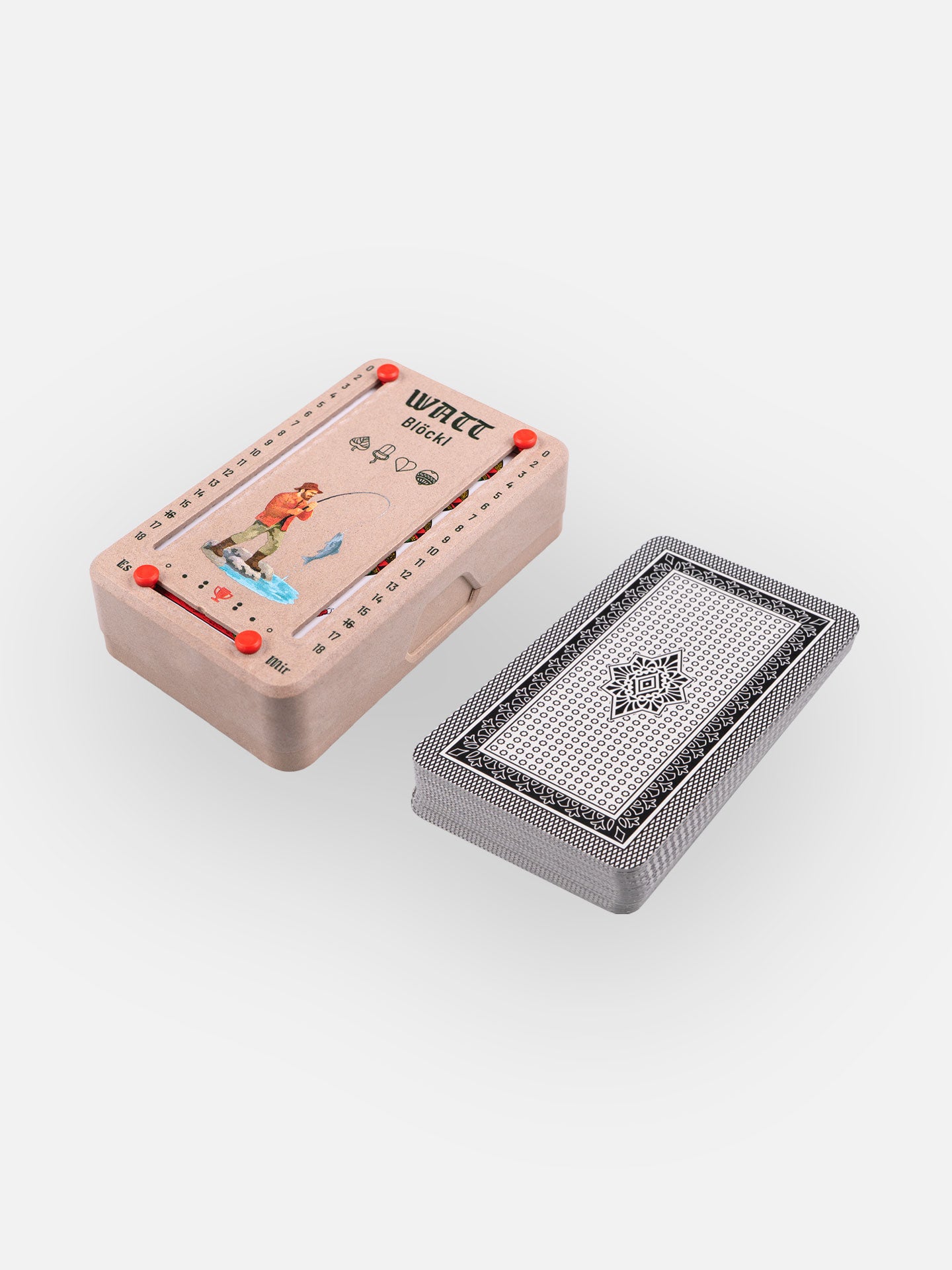 Wattblöckl in Holzoptik und roten Pins mit Angler Motiv und Salzburger Spielkarten.