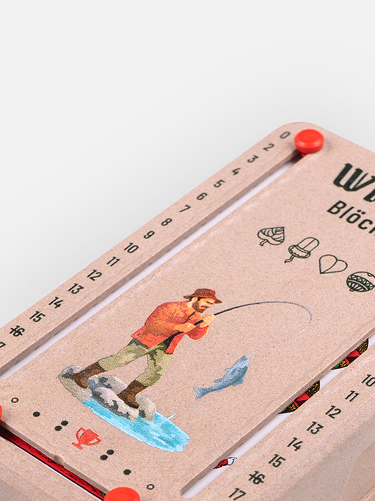 Detail Aufnahme Wattblöckl in Holzoptik mit Angler Motiv auf grauen Hintergrund.