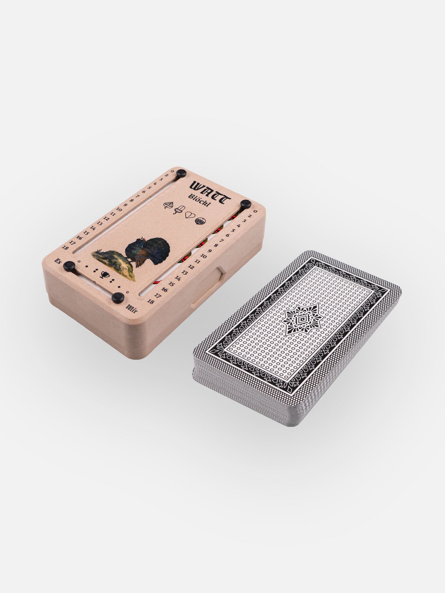 Wattblöckl in Holzoptik und schwarzen Pins mit Auerhuhn Motiv und Salzburger Spielkarten.