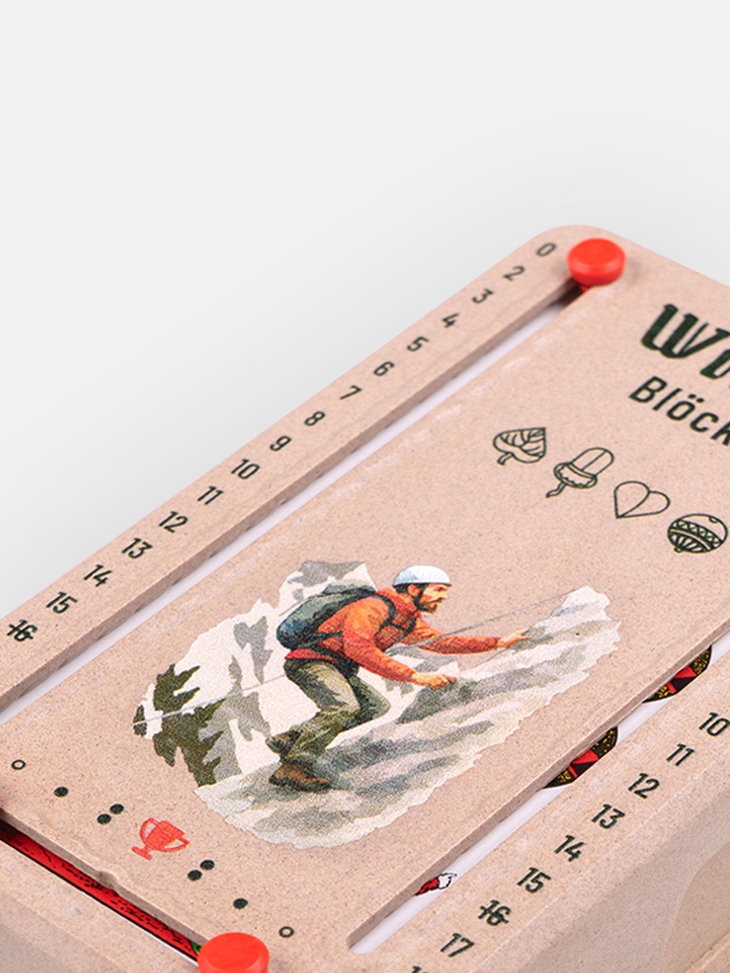 Detail Aufnahme Wattblöckl in Holzoptik mit Bergsteiger Motiv auf grauen Hintergrund.