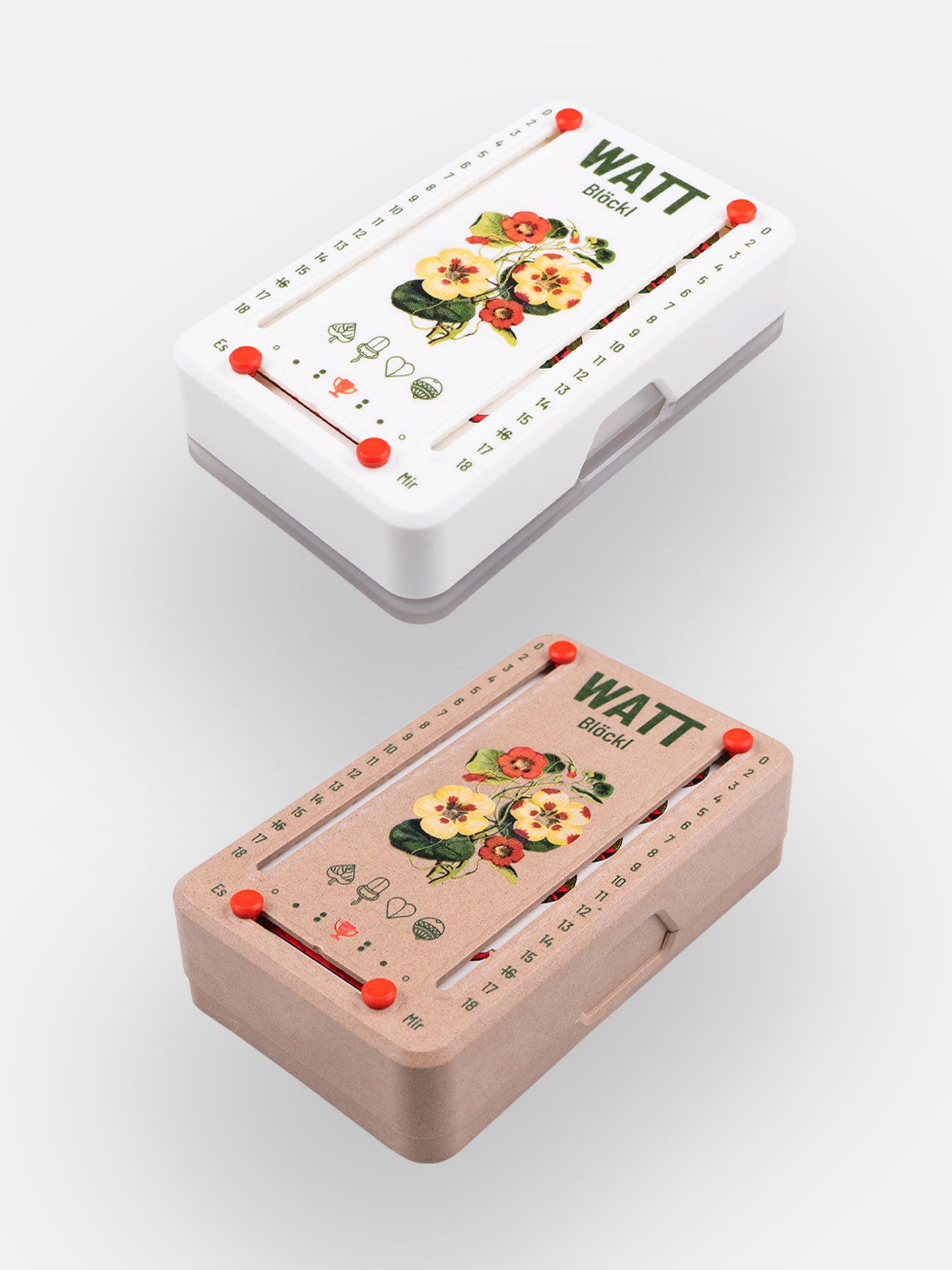 Zwei Wattblöckl (perspektivisch fotografiert) in Kunststoff weiß und Holzoptik mit Motiv Blütenblatt.