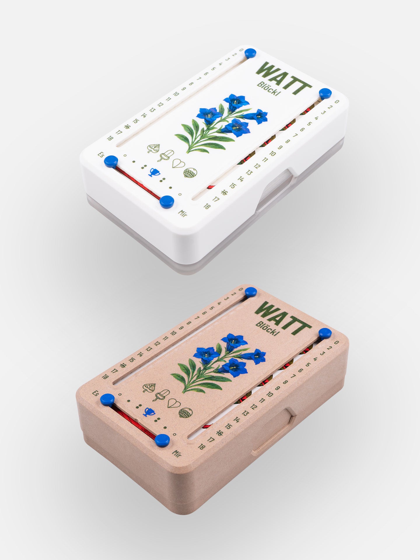 Zwei Wattblöckl (perspektivisch fotografiert) in Kunststoff weiß und Holzoptik mit Motiv Enzian.