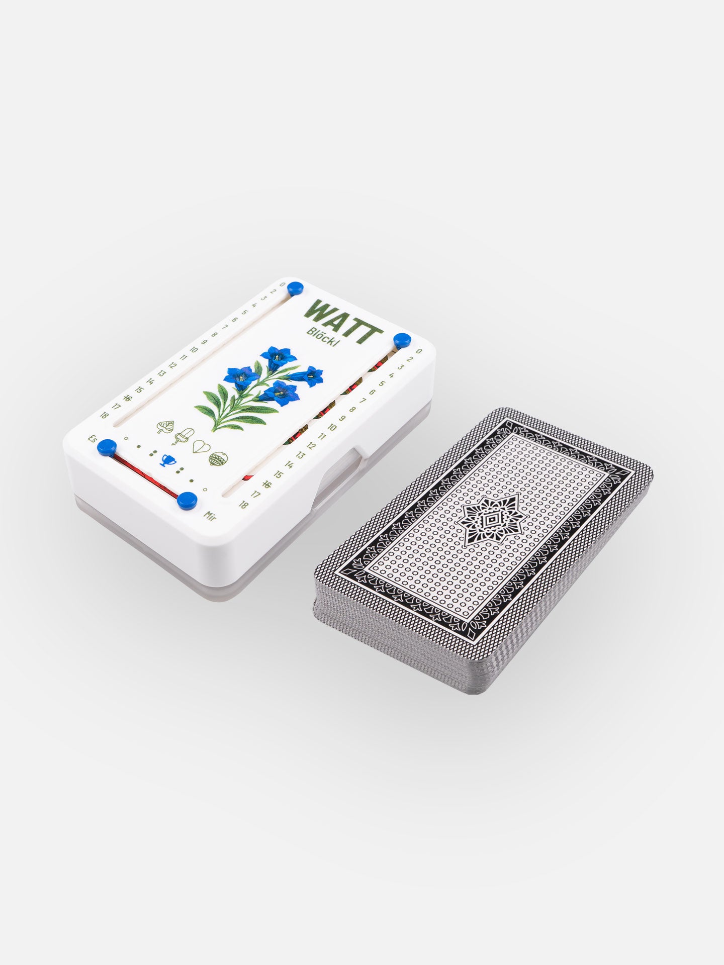 Wattblöckl aus Kunstoff in weiß und blauen Pins mit Enzian Motiv und Salzburger Spielkarten.