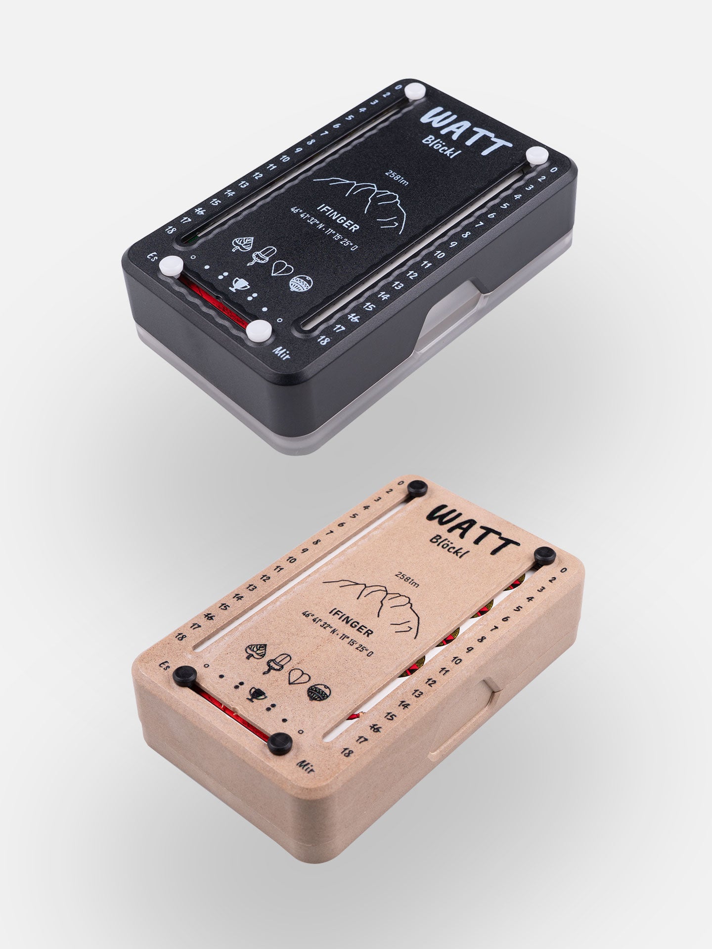 Zwei Wattblöckl (perspektivisch fotografiert) in Kunststoff schwarz und Holzoptik mit Motiv Ifinger.