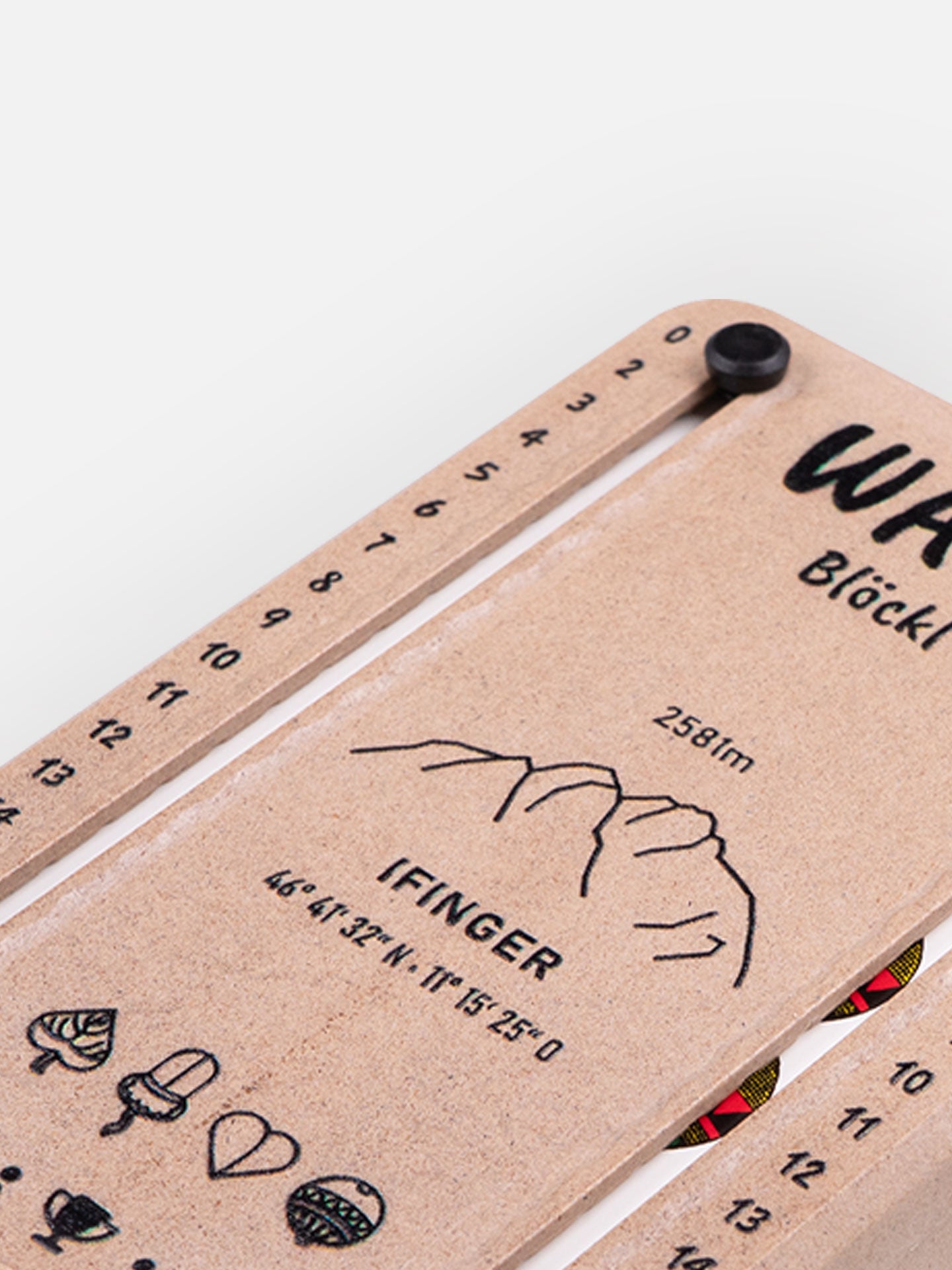 Detail Aufnahme Wattblöckl in Holzoptik  mit Ifinger  Motiv auf grauen Hintergrund.