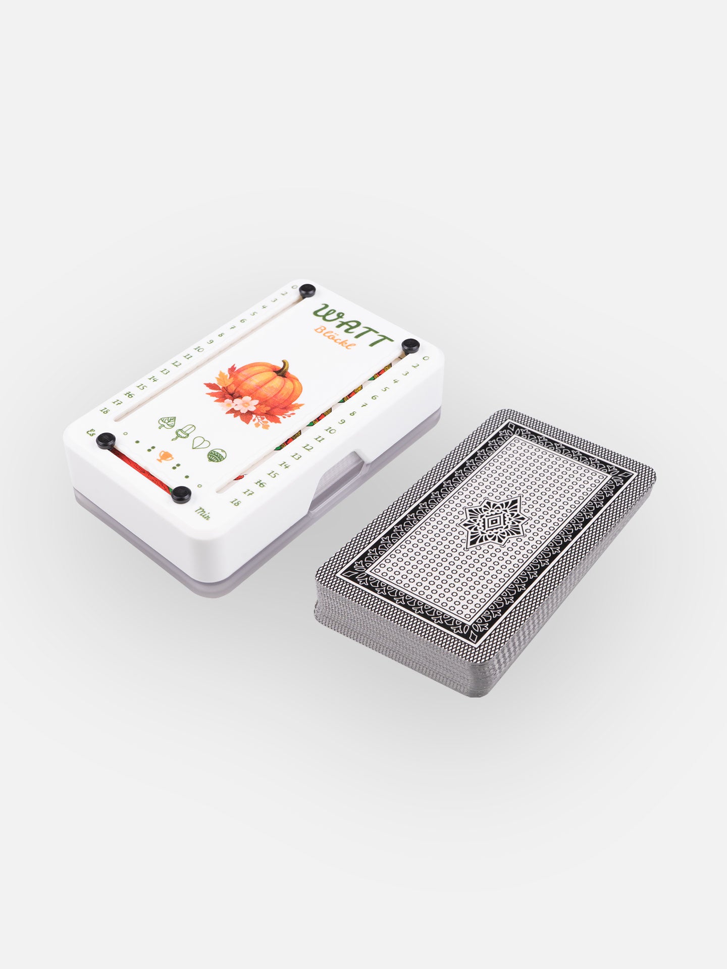 Wattblöckl aus weißem Kunststoff und schwarzen Pins mit Kürbiszauber Motiv und Salzburger Spielkarten.