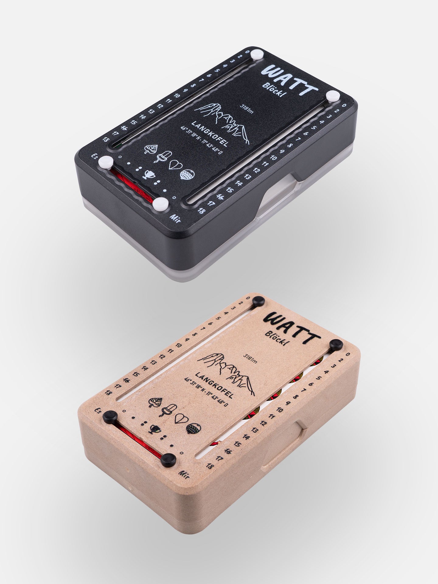 Zwei Wattblöckl (perspektivisch fotografiert) in Kunststoff schwarz und Holzoptik mit Motiv Langkofel.