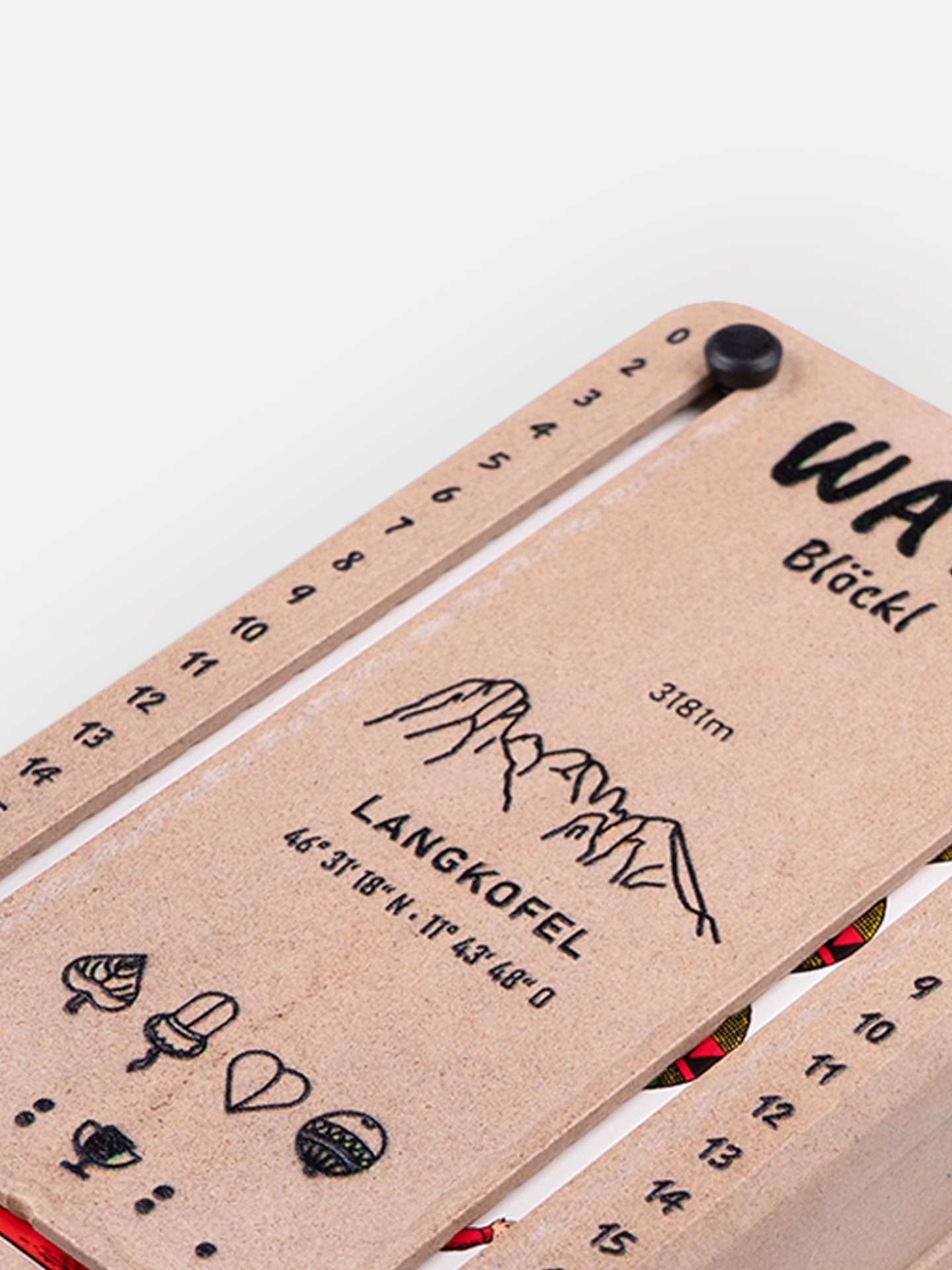 Detail Aufnahme Wattblöckl in Holzoptik  mit Langkofel Motiv auf grauen Hintergrund.