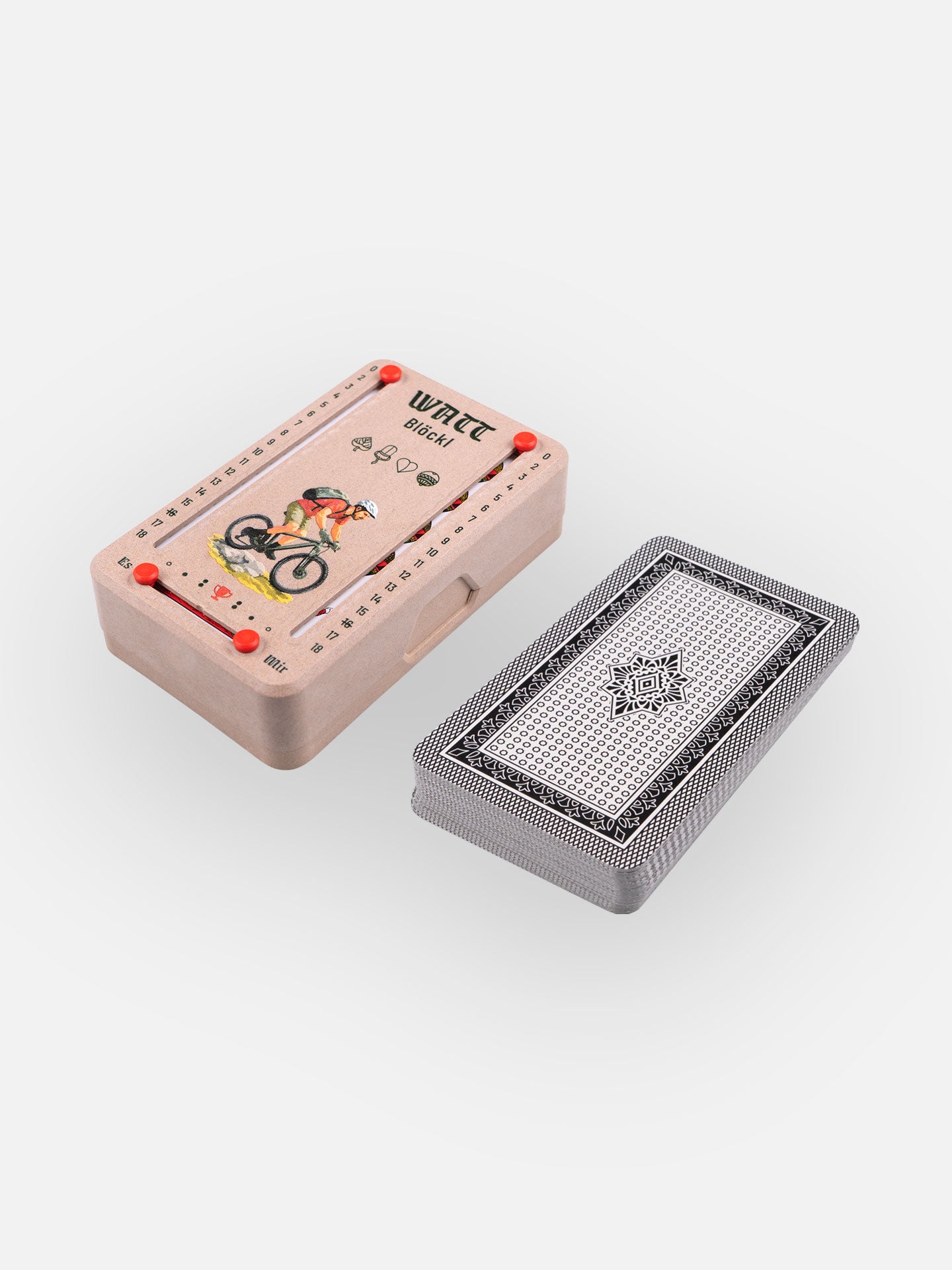 Wattblöckl in Holzoptik und roten Pins mit Mountainbiker Motiv und Salzburger Spielkarten.