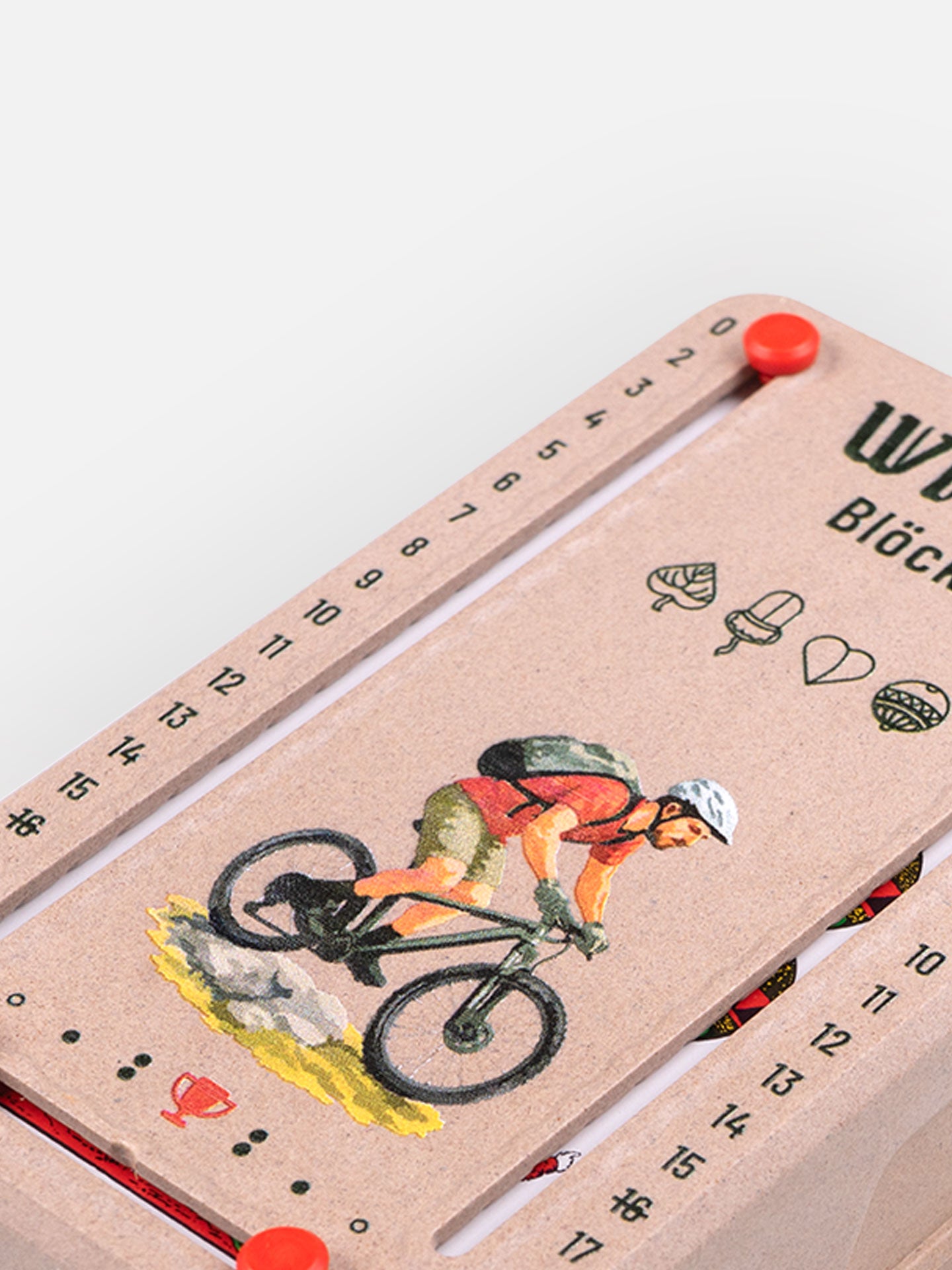 Detail Aufnahme Wattblöckl in Holzoptik mit Mountainbiker Motiv auf grauen Hintergrund.