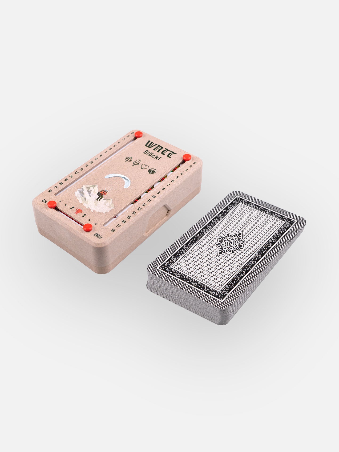 Wattblöckl in Holzoptik und roten Pins mit Paragleiter Motiv und Salzburger Spielkarten.