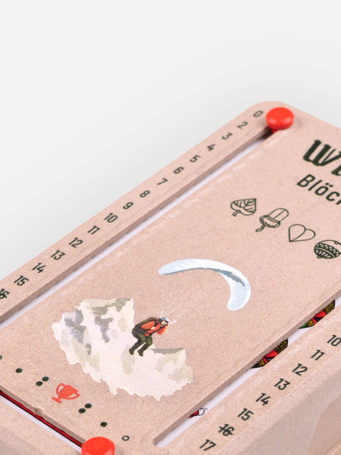 Detail Aufnahme Wattblöckl in Holzoptik mit Paragleiter Motiv auf grauen Hintergrund.