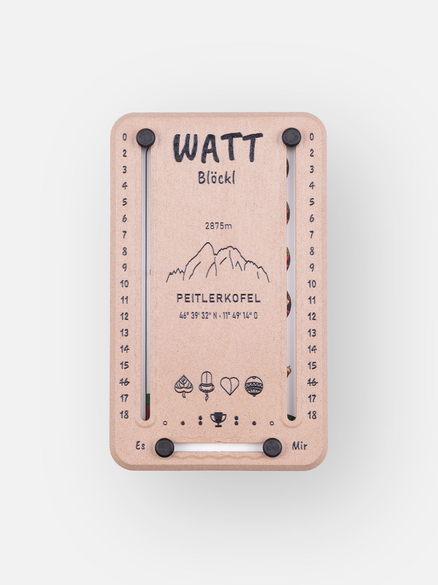 Wattblöckl in Holzoptik und schwarzen Pins - mit Peitlerkofel Motiv auf grauen Hintergrund.