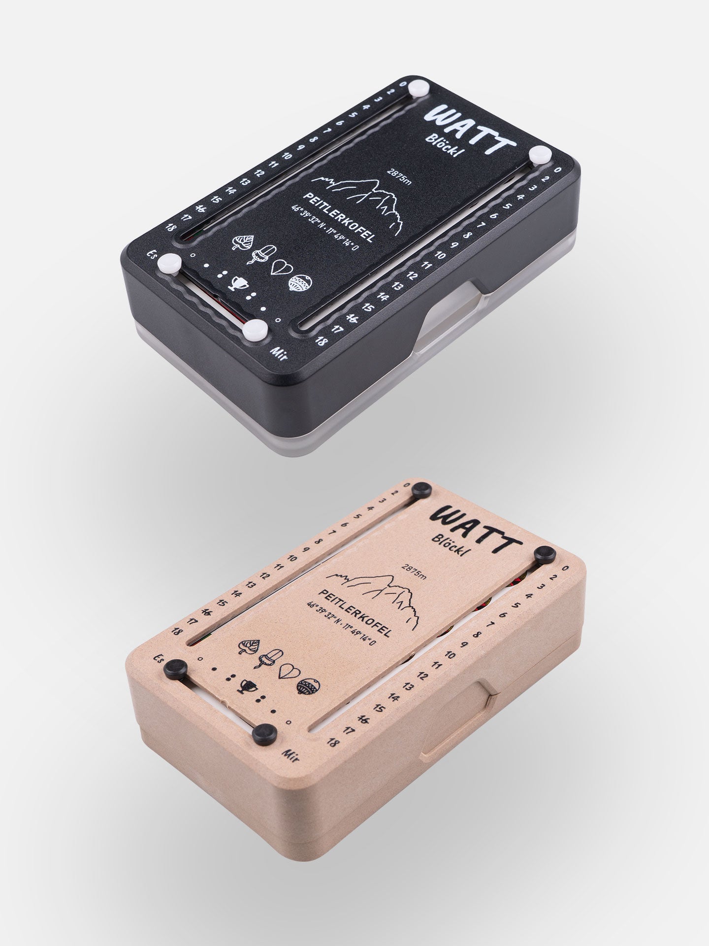 Zwei Wattblöckl (perspektivisch fotografiert) in Kunststoff schwarz und Holzoptik mit Motiv Peitlerkofel.