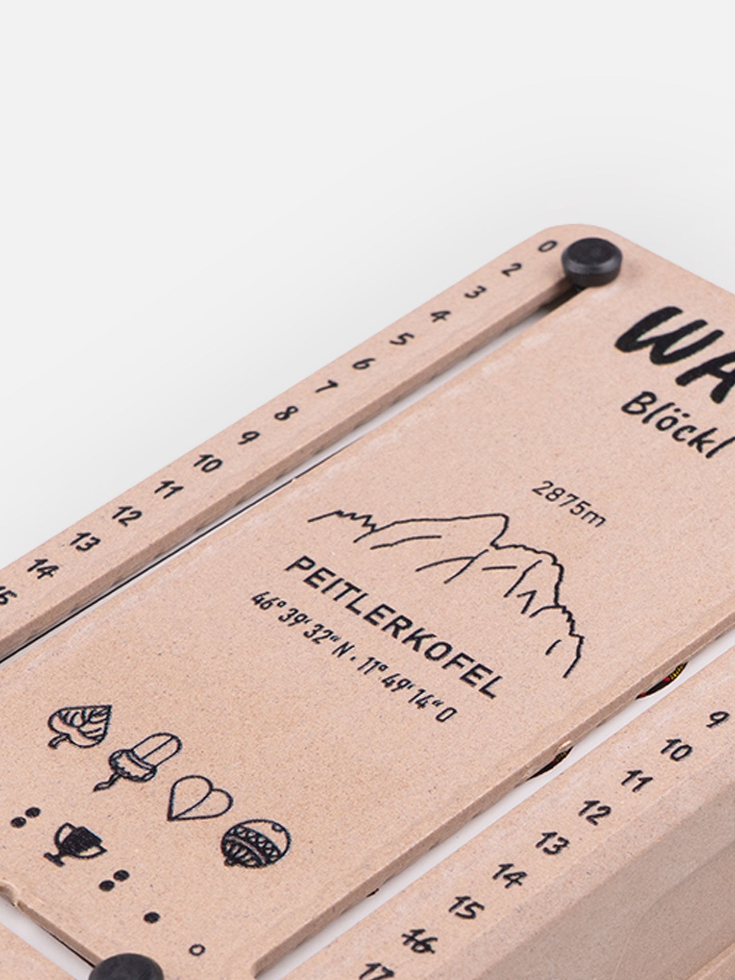 Detail Aufnahme Wattblöckl in Holzoptik  mit Peitlerkofel Motiv auf grauen Hintergrund.