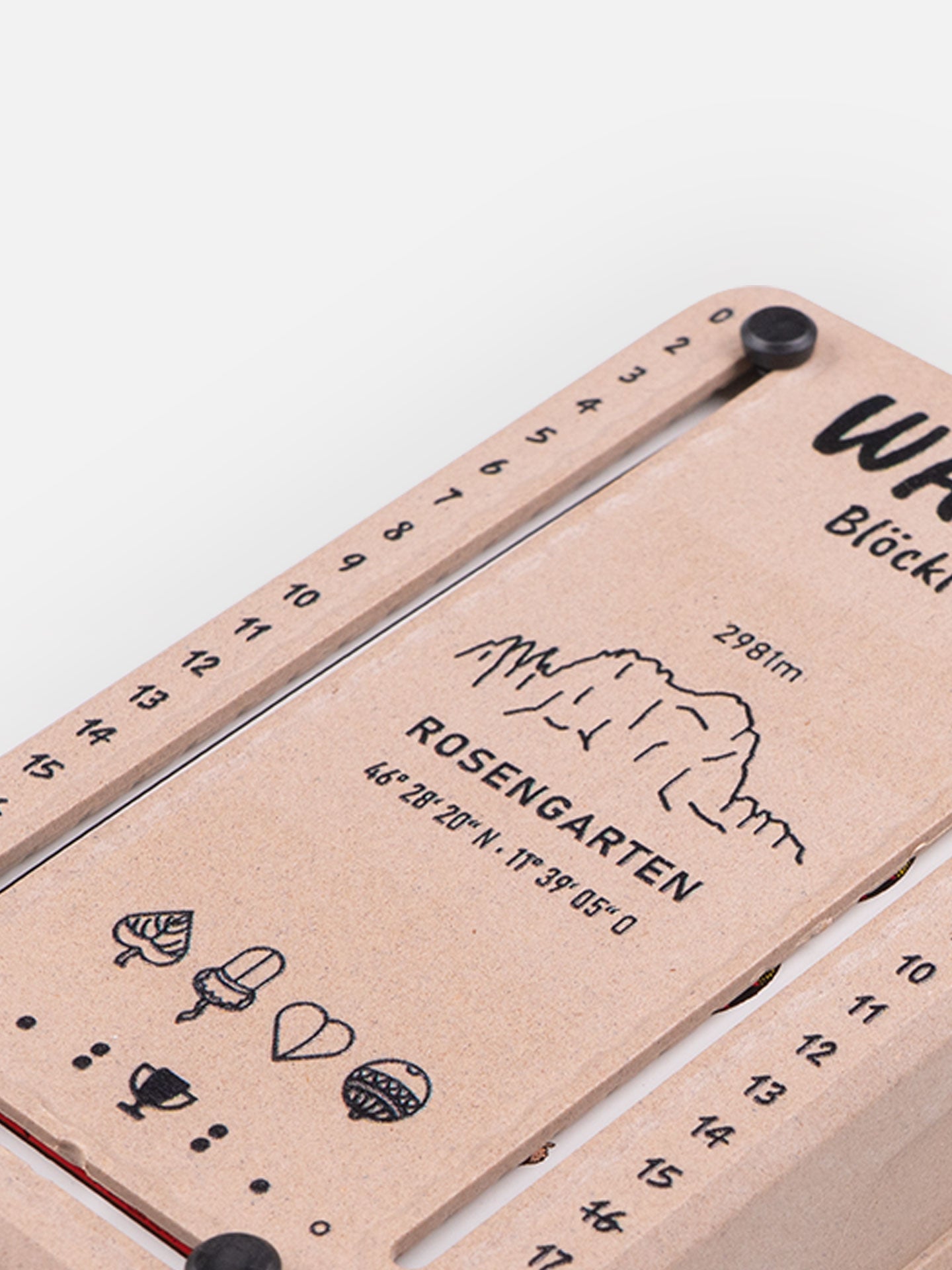 Detail Aufnahme Wattblöckl in Holzoptik  mit Rosengarten Motiv auf grauen Hintergrund.