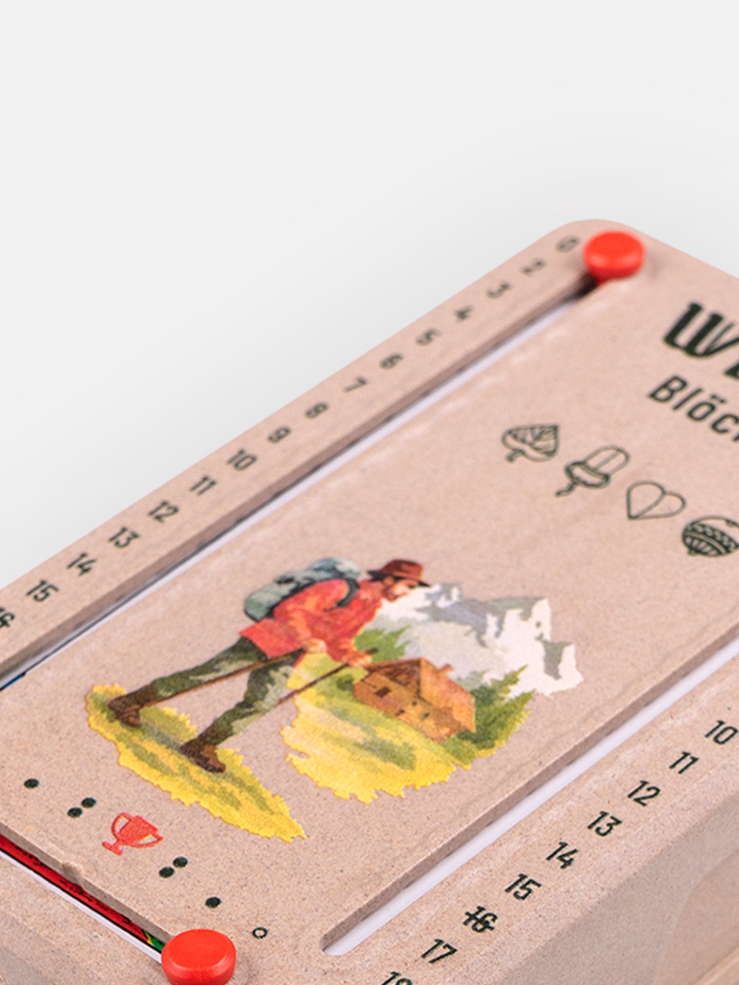 Detail Aufnahme Wattblöckl in Holzoptik mit Wanderer Motiv auf grauen Hintergrund.