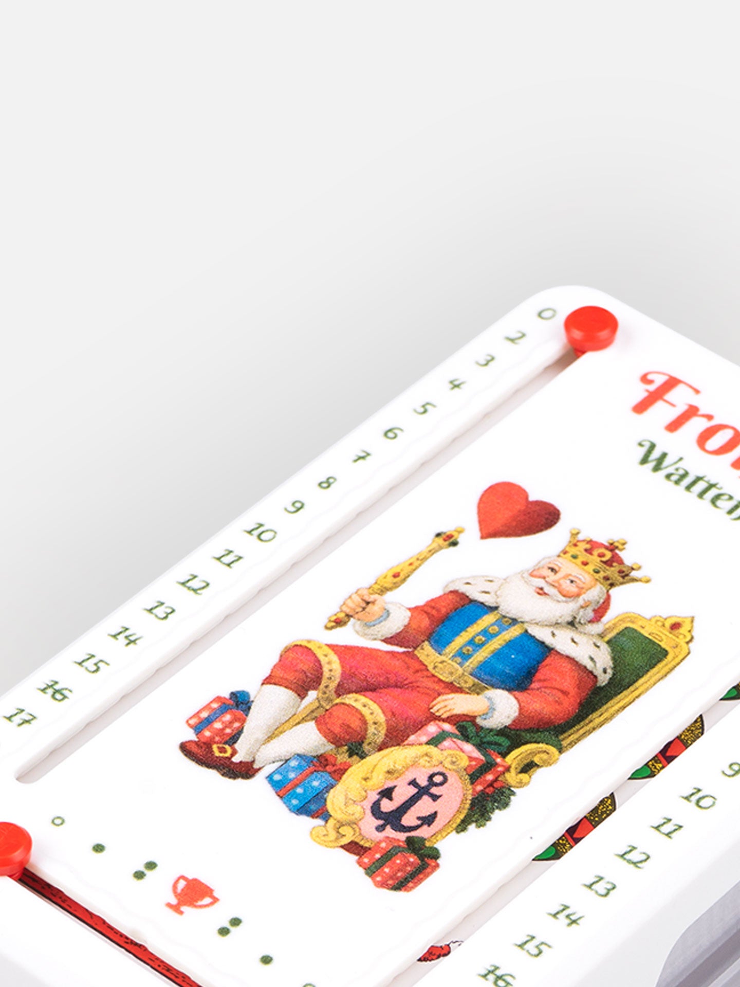 Detail Aufnahme Wattblöckl aus weißem  Kunststoff mit Watten Kinig Motiv auf grauen Hintergrund.