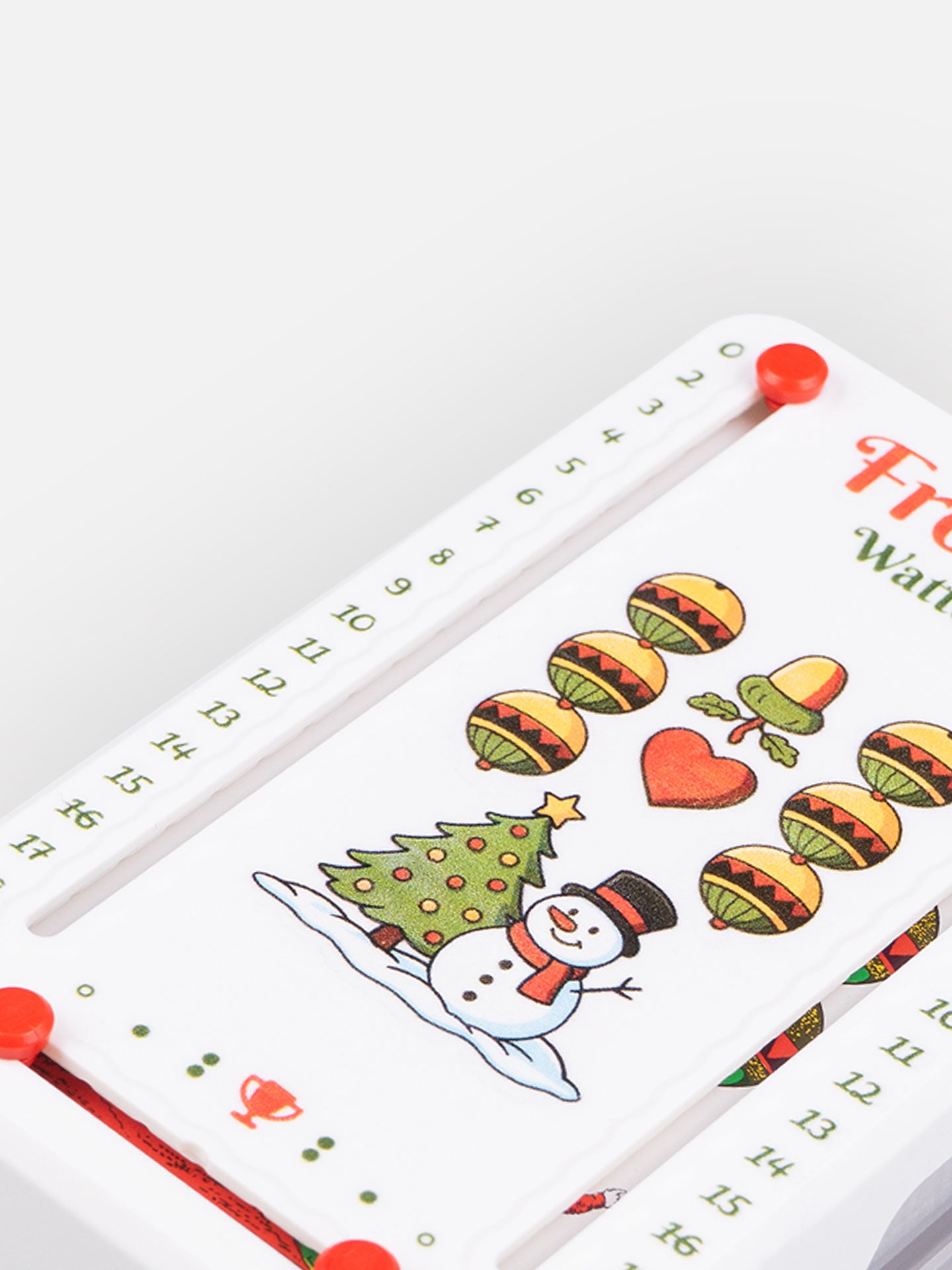 Detail Aufnahme Wattblöckl aus weißem  Kunststoff mit Watten Weli Motiv auf grauen Hintergrund.