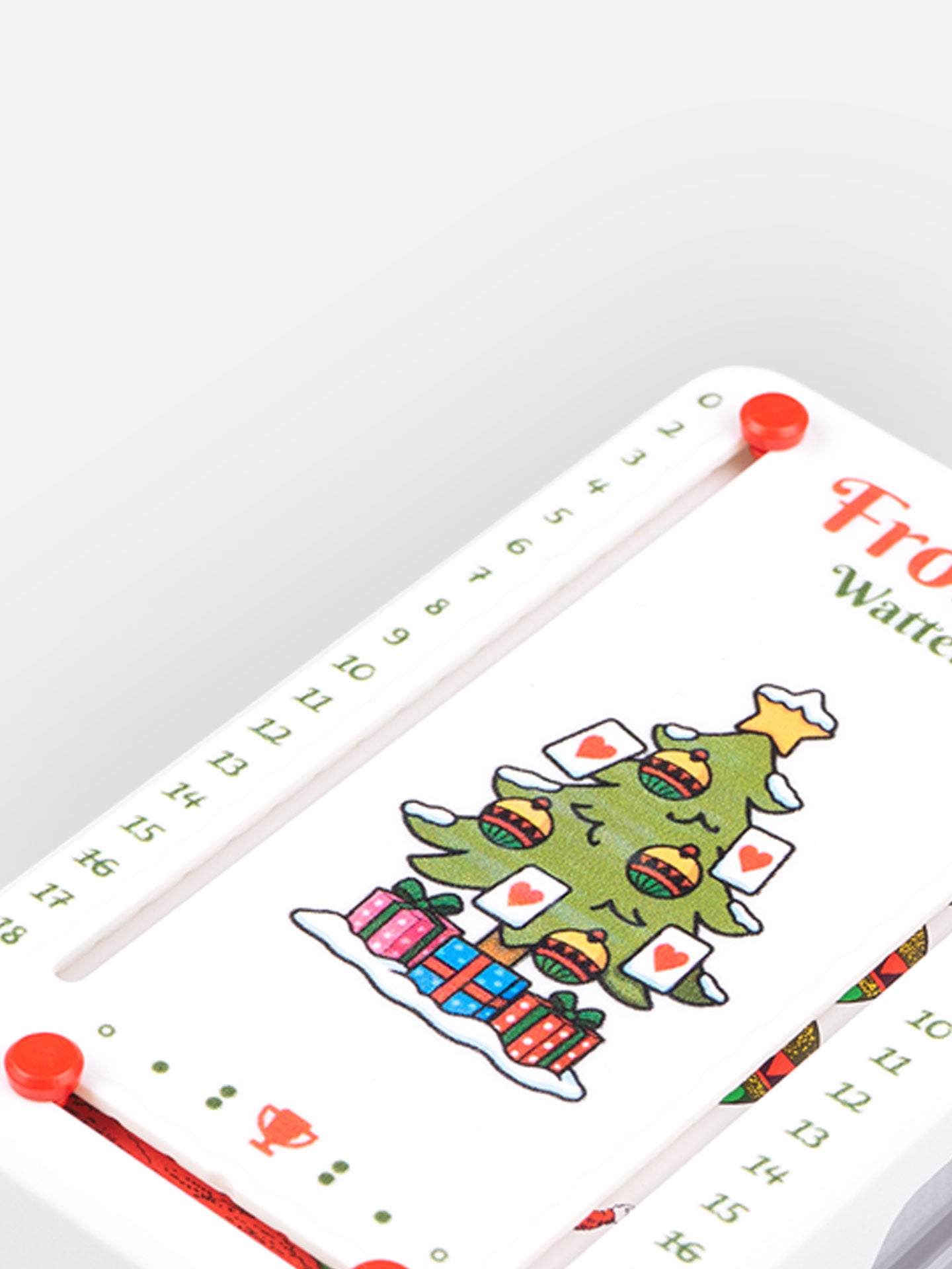 Detail Aufnahme Wattblöckl aus weißem  Kunststoff mit Wattenbaum Motiv auf grauen Hintergrund.